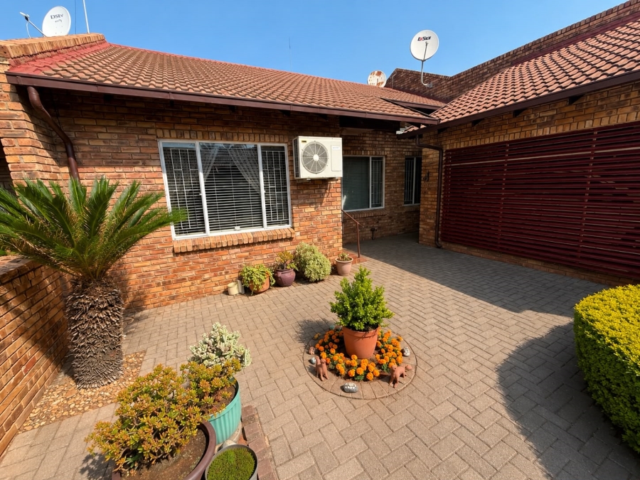 3 Bedroom Property for Sale in Geelhoutpark North West